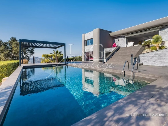 Villa contemporaine avec piscine à Mandelieu-La-Napoule, vue dégagée et terrasses.
