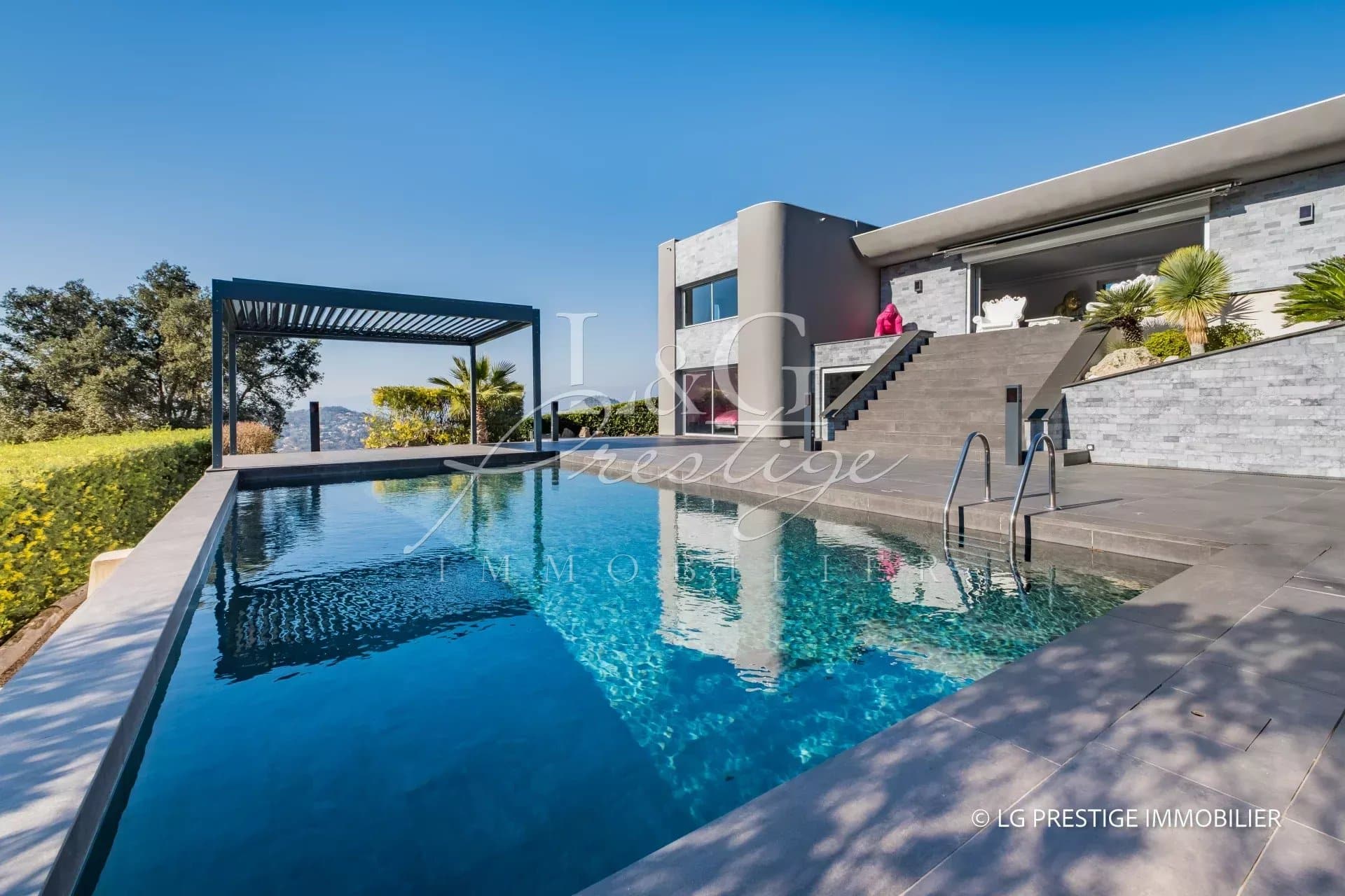 Villa contemporaine avec piscine à Mandelieu-La-Napoule, vue dégagée et terrasses.