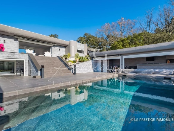 Villa contemporaine avec piscine dans un domaine sécurisé à Mandelieu-La-Napoule.