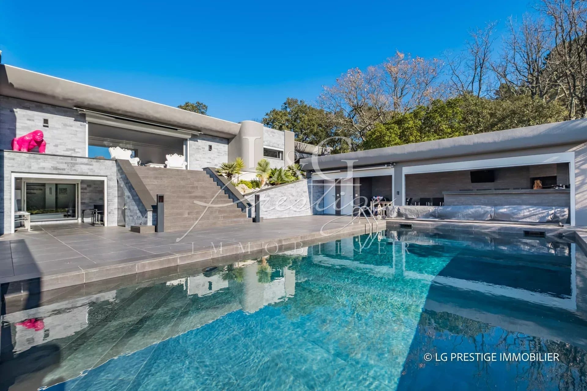 Villa contemporaine avec piscine dans un domaine sécurisé à Mandelieu-La-Napoule.