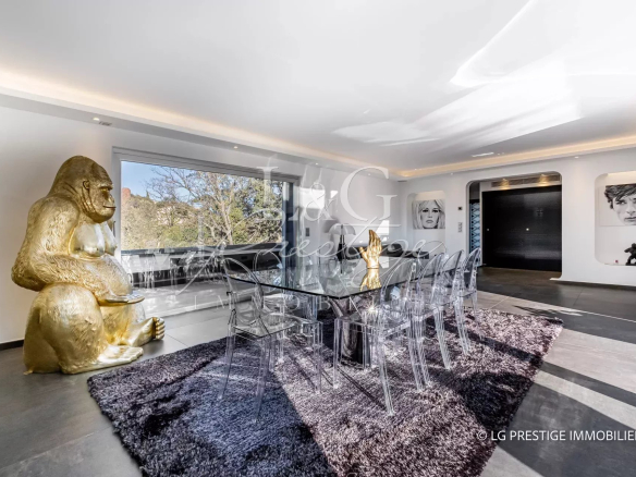 Intérieur d'une villa contemporaine avec salle à manger et décoration moderne.