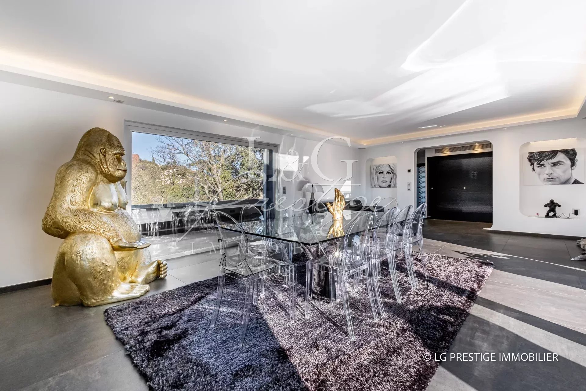 Intérieur d'une villa contemporaine avec salle à manger et décoration moderne.