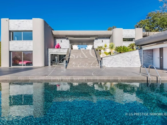 Villa contemporaine avec piscine à Mandelieu-La-Napoule, vue sur le jardin.