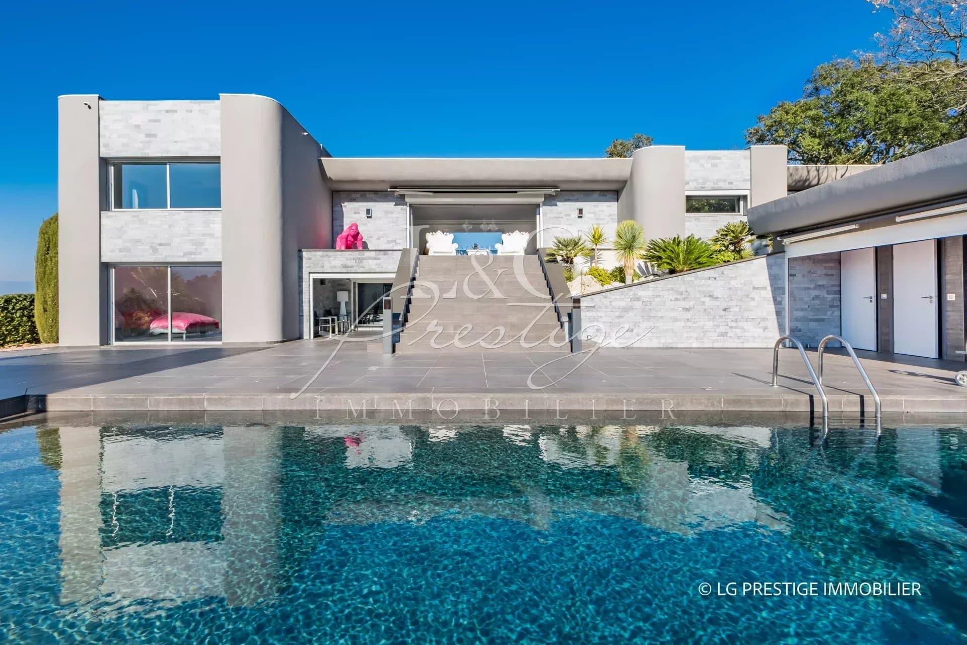 Villa contemporaine avec piscine à Mandelieu-La-Napoule, vue sur le jardin.