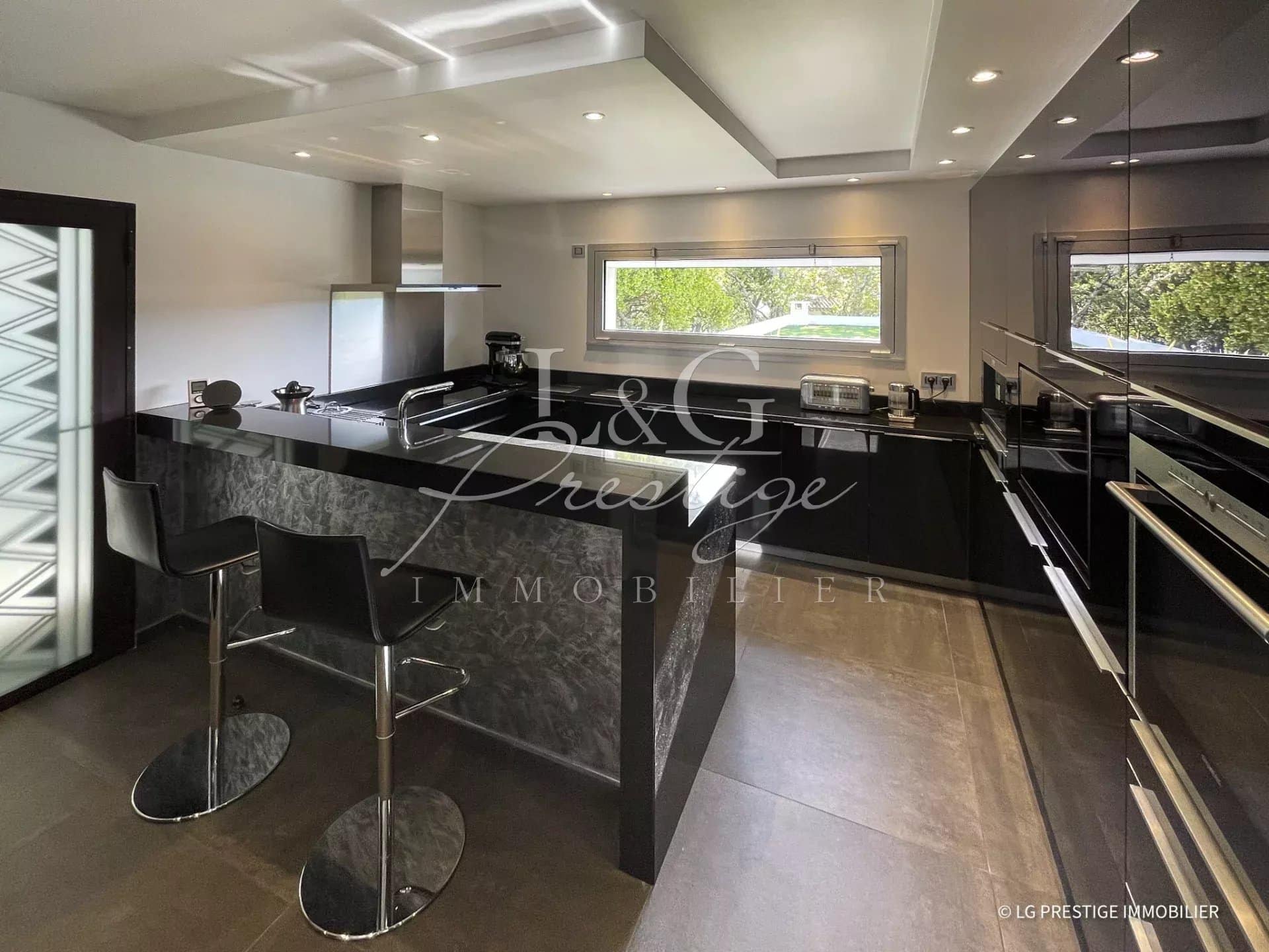 Cuisine moderne et spacieuse d'une villa contemporaine à Mandelieu-La-Napoule.