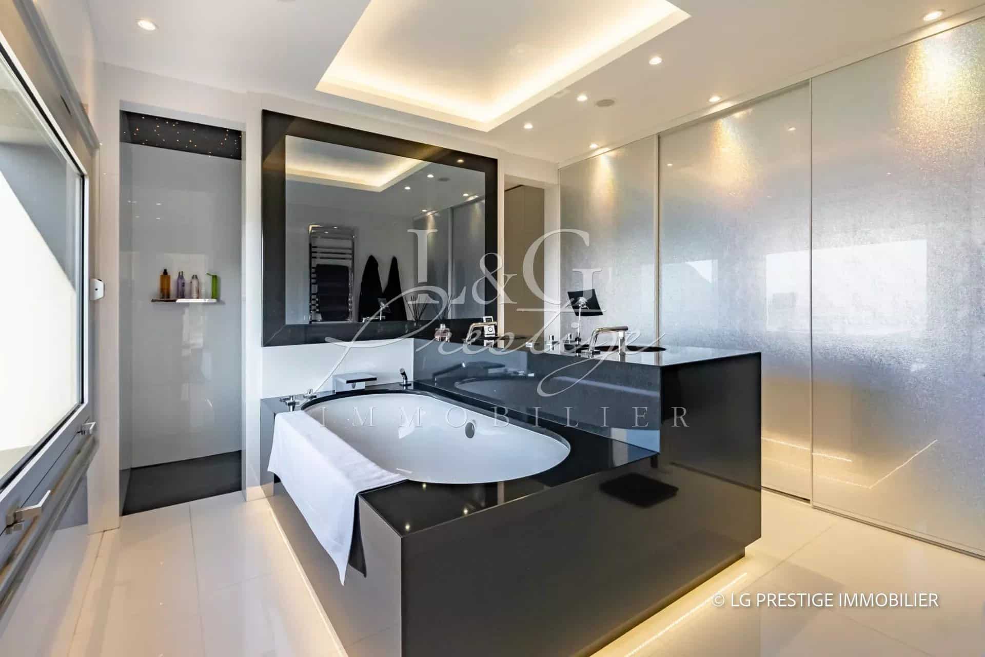 Salle de bain moderne avec baignoire et miroir, décoration élégante.