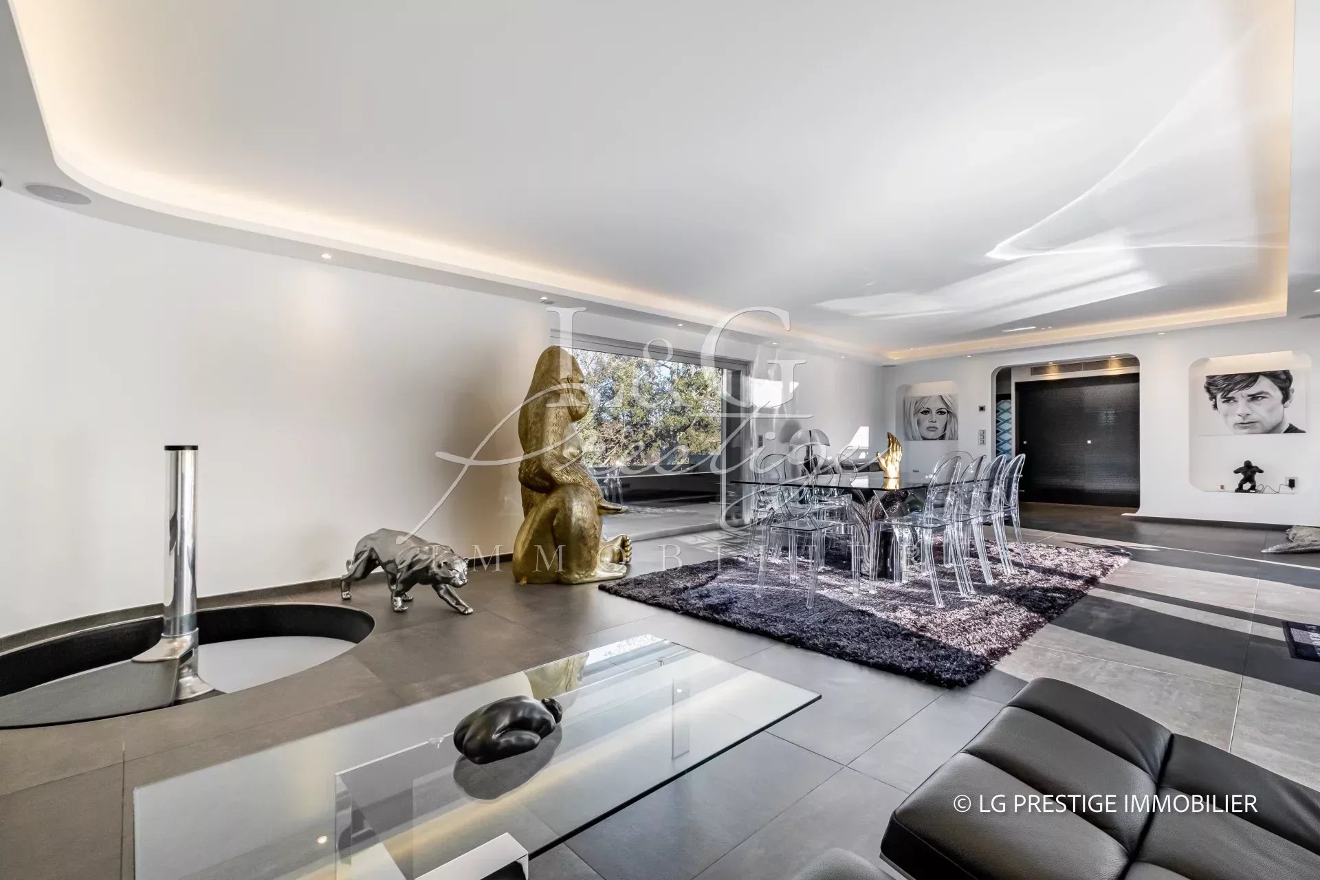 Intérieur moderne d'une villa contemporaine avec salon, salle à manger et décoration artistique.