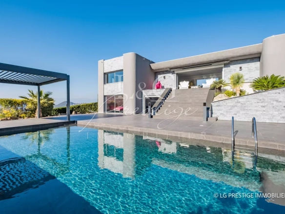 Villa contemporaine avec piscine à Mandelieu-La-Napoule, vue sur le jardin.