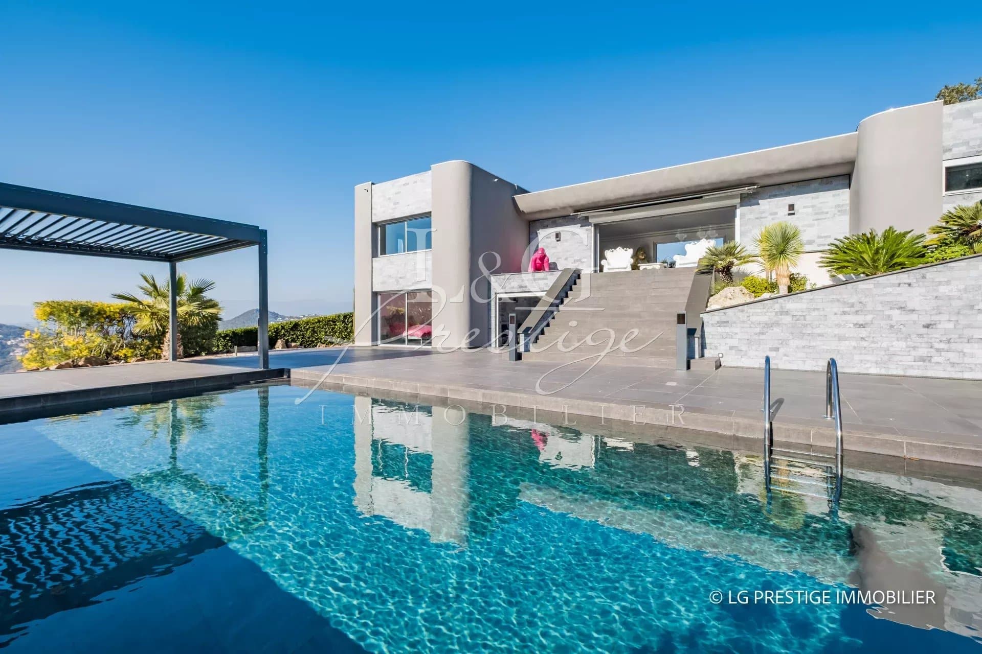 Villa contemporaine avec piscine à Mandelieu-La-Napoule, vue sur le jardin.
