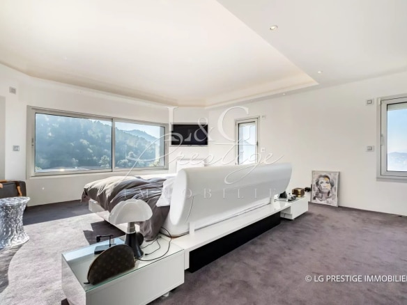 Chambre spacieuse et lumineuse d'une villa contemporaine à Mandelieu-La-Napoule.