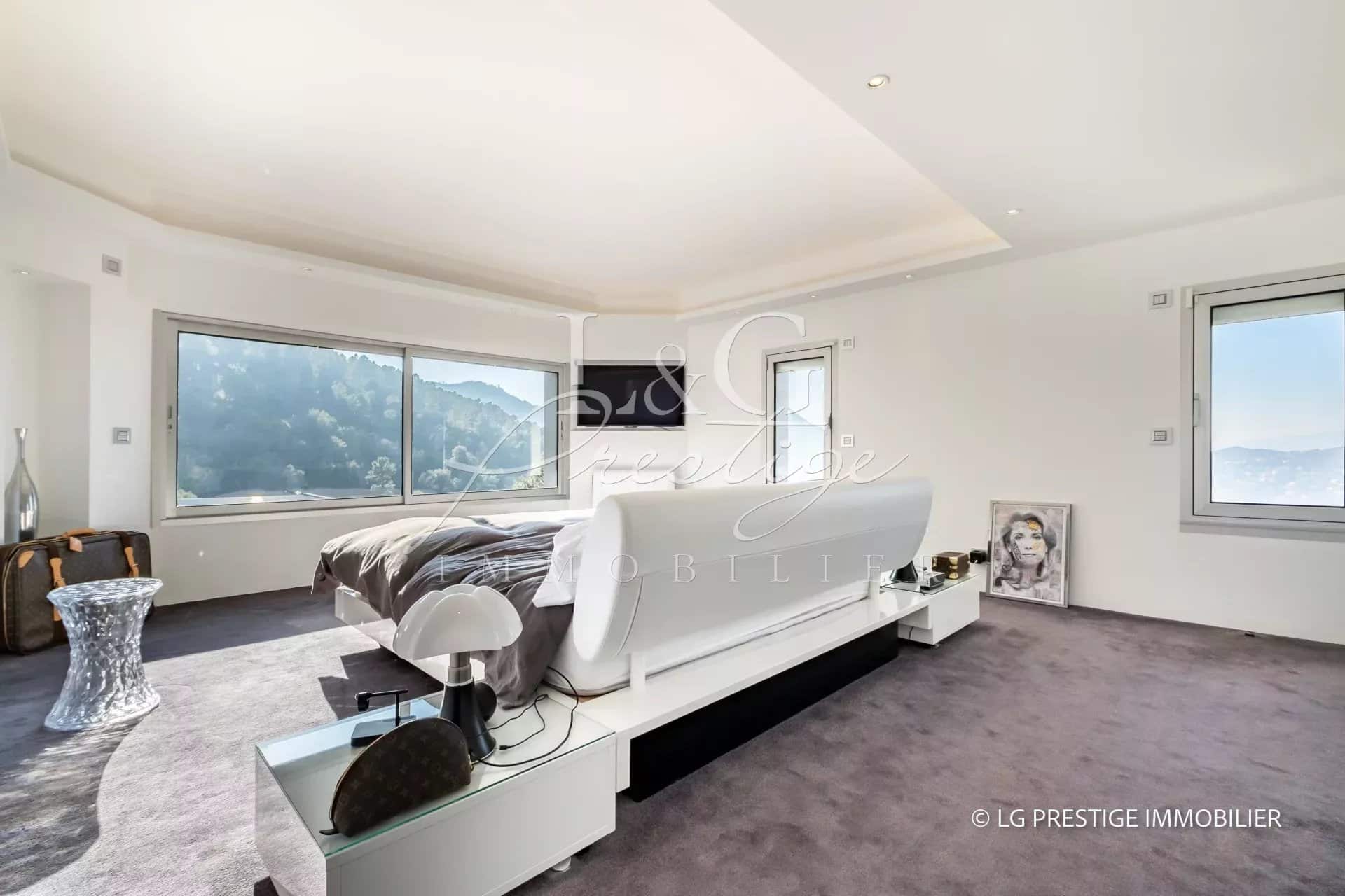 Chambre spacieuse et lumineuse d'une villa contemporaine à Mandelieu-La-Napoule.