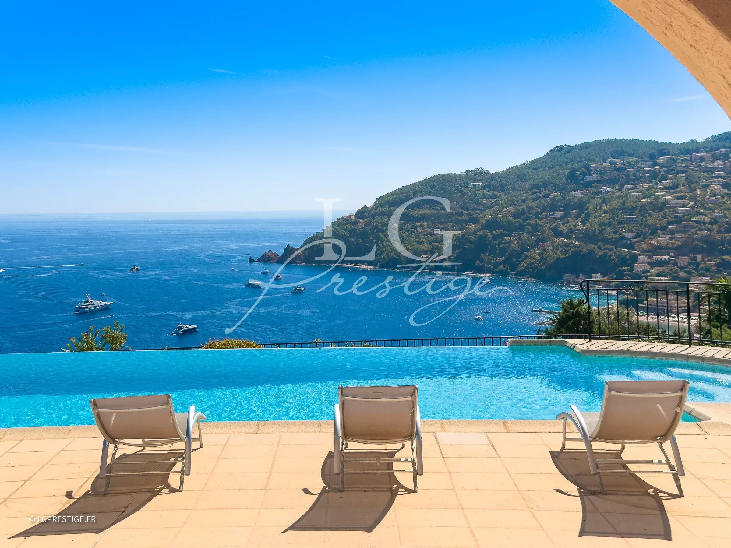 Provençal villa with sea view Panoramic sea view from a villa with swimming pool in Théoule-sur-Mer.