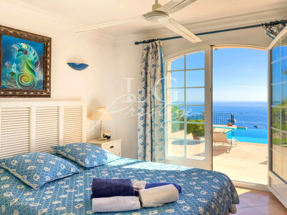 Room in a Provençal villa with sea view and access to the terrace.