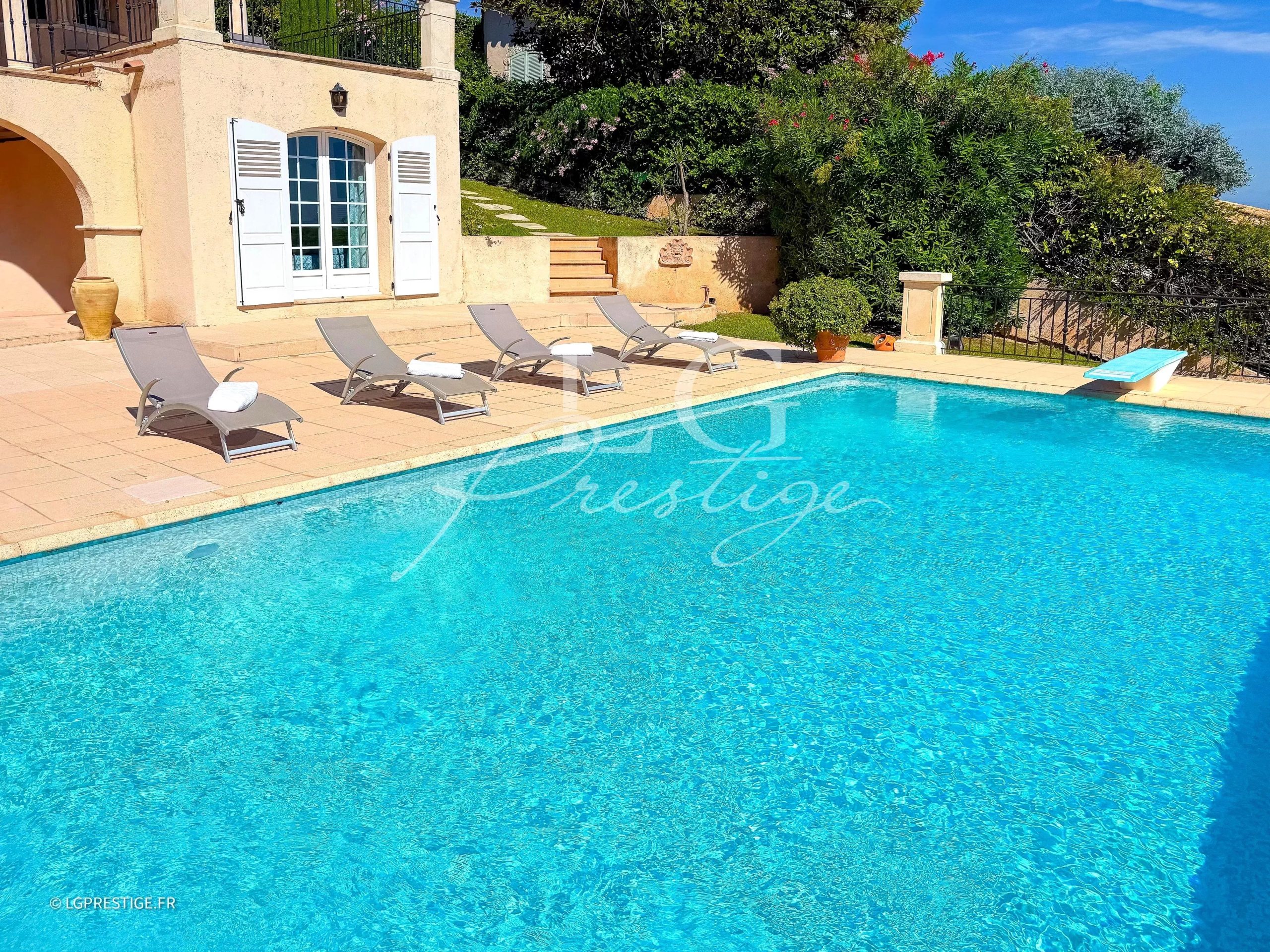 Provençal villa with swimming pool in Théoule-sur-Mer Swimming pool with sun loungers around it, Provençal villa in Théoule-sur-Mer, sea view.