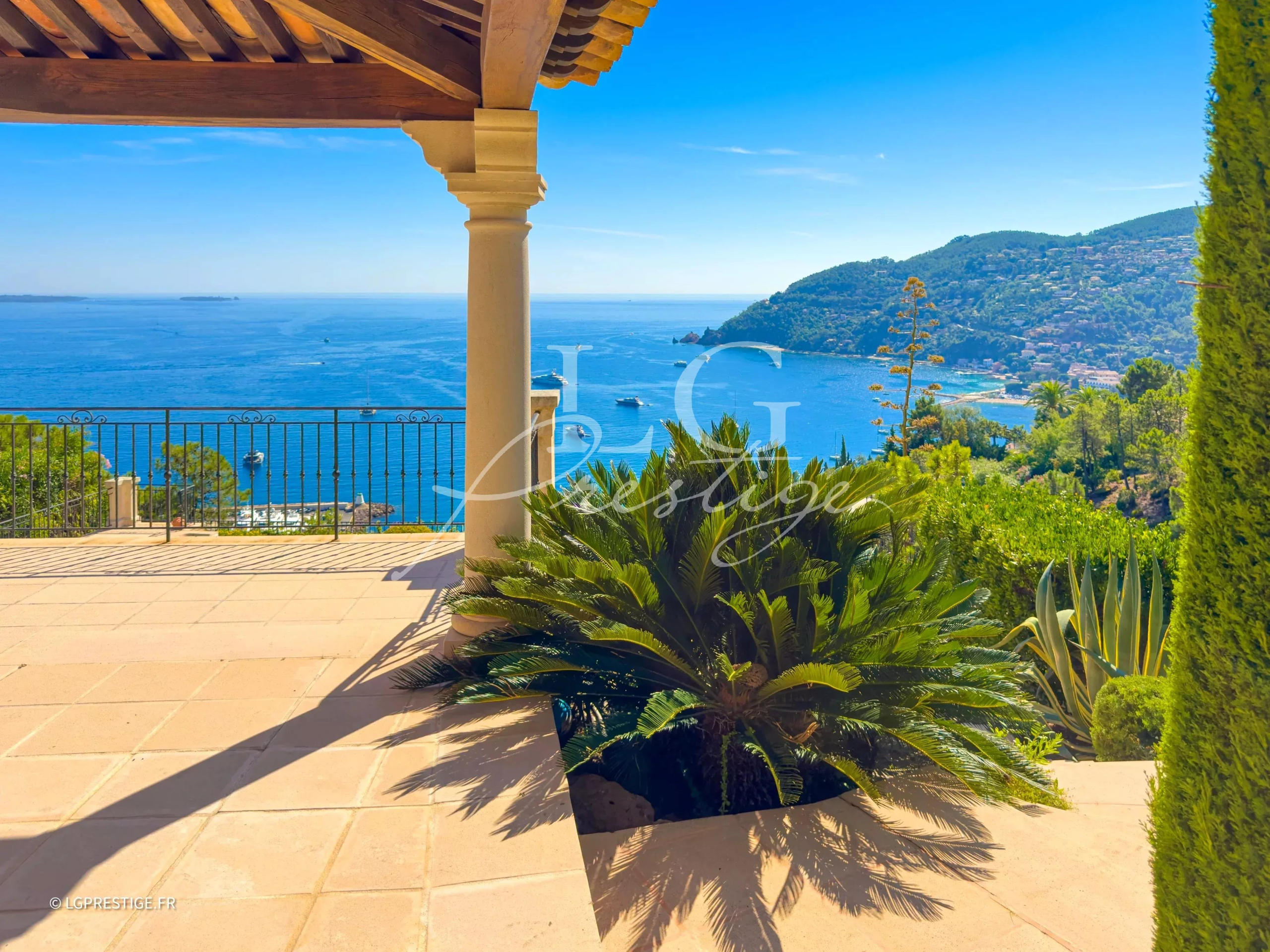Provençal villa with sea view in Théoule-sur-Mer Panoramic view from a terrace of a Provençal villa in Théoule-sur-Mer, with sea and hills in the background.
