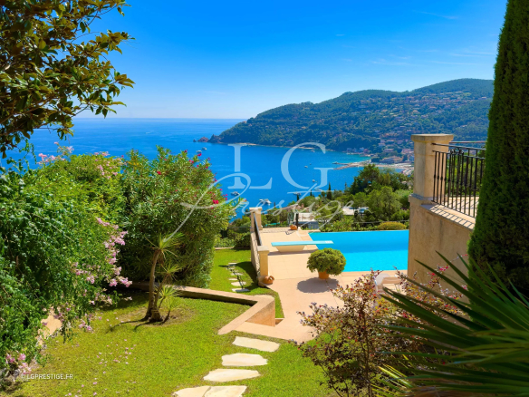 Panoramic sea view from a Provençal villa in Théoule-sur-Mer, with swimming pool and garden.