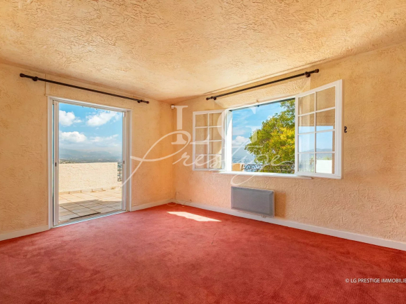 Interior of a villa in Théoule-sur-Mer with sea view, light walls and open windows.