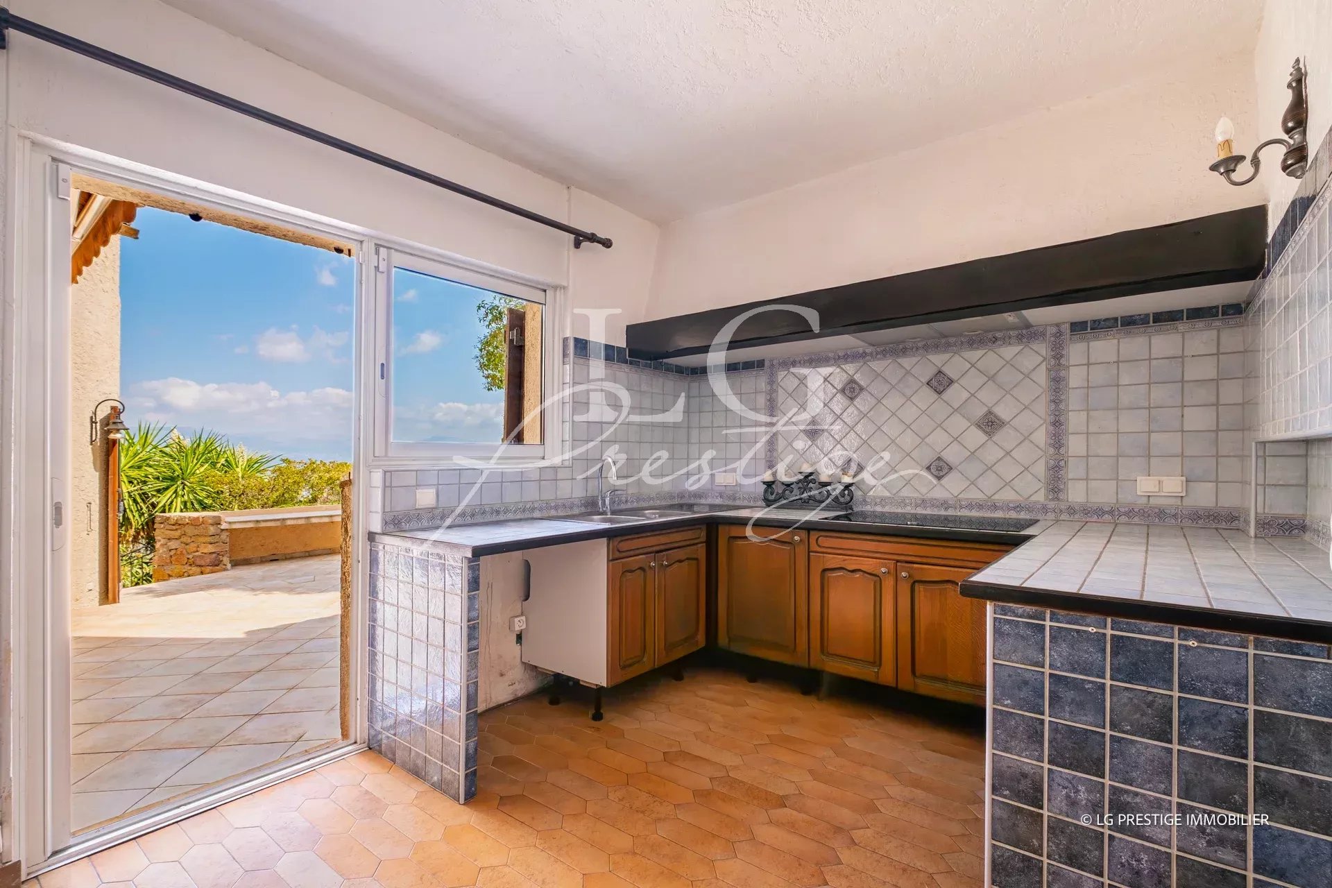 Open kitchen with sea view in Théoule-sur-Mer, windows overlooking the outside.