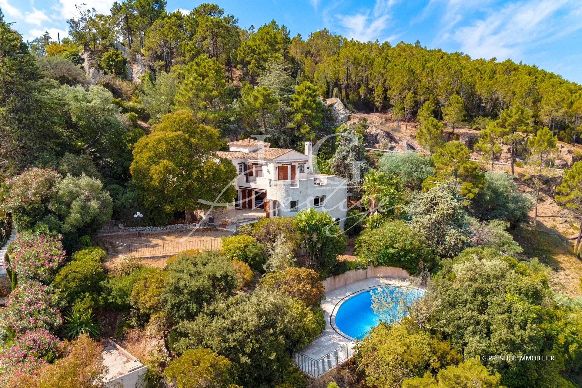 Villa avec vue mer à Théoule-sur-Mer Villa avec piscine et vue mer à 180° à Théoule-sur-Mer, entourée de végétation.