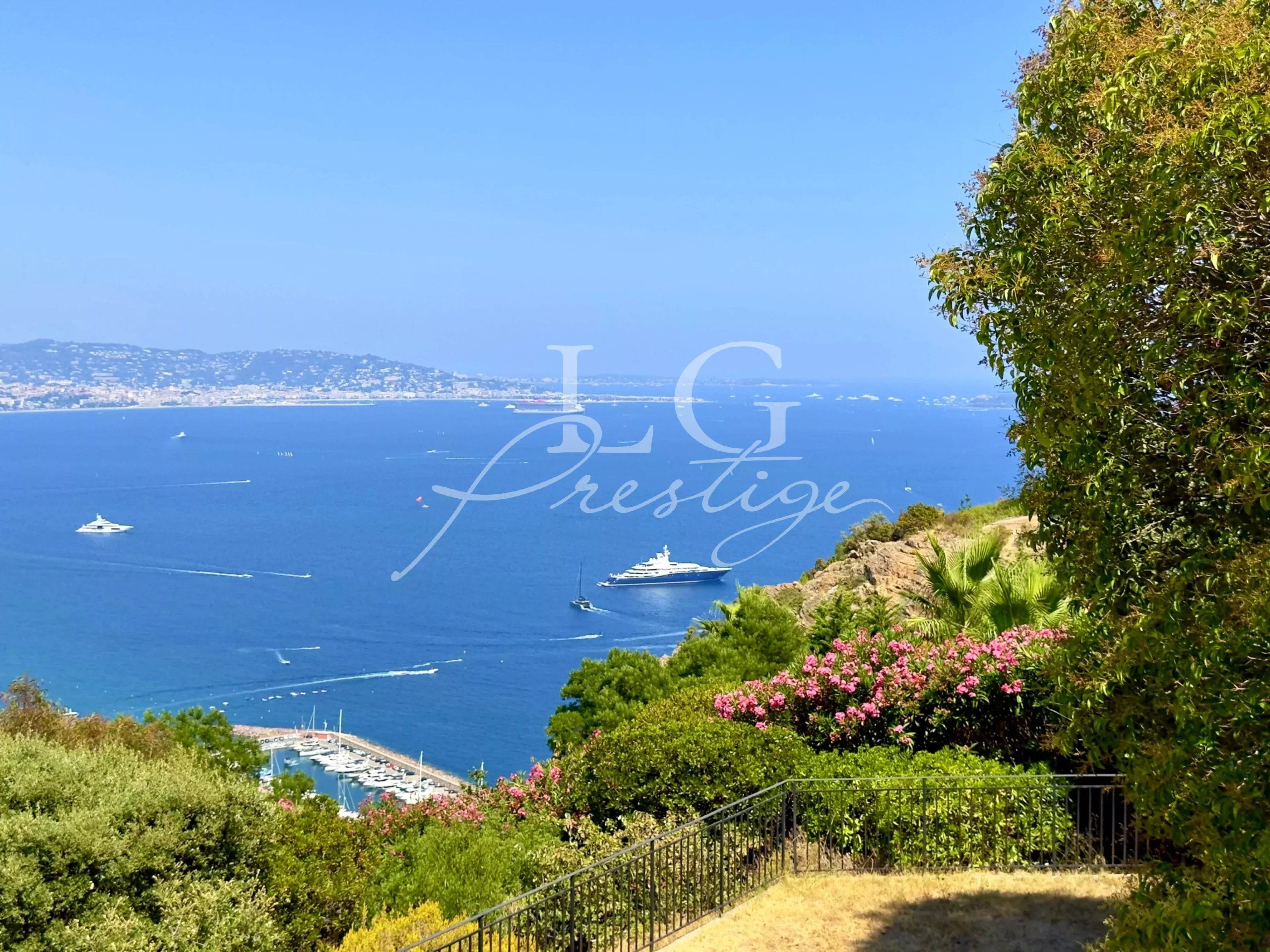 Vue mer à Théoule-sur-Mer Vue panoramique sur la mer et le paysage côtier depuis un domaine à Théoule-sur-Mer.
