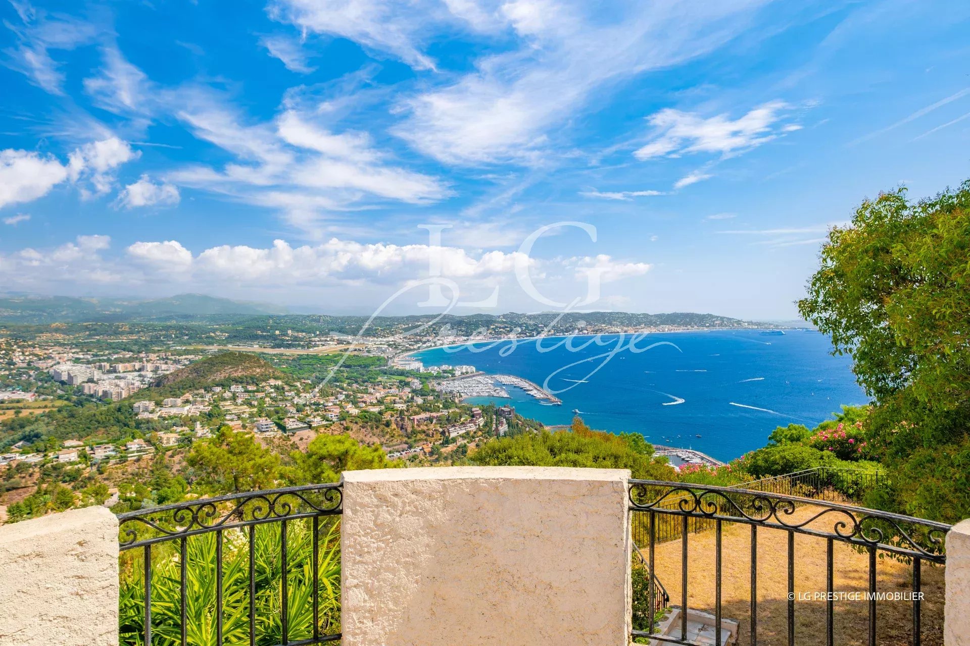 Vue mer à Théoule-sur-Mer Vue panoramique sur la mer depuis une propriété à Théoule-sur-Mer, avec ciel bleu et collines en arrière-plan.