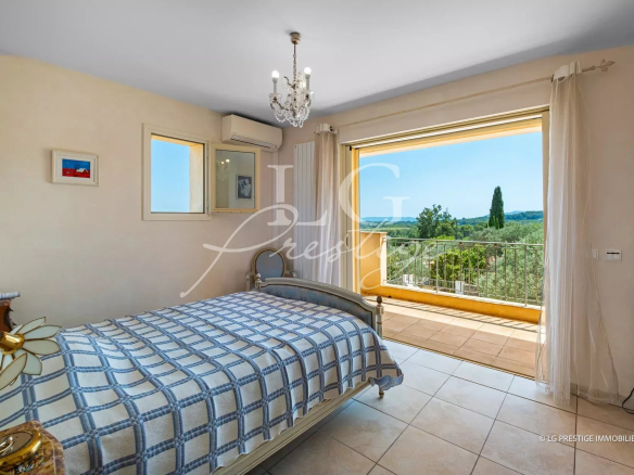 Chambre d'une villa provençale avec vue sur la nature et un balcon à Seillans.