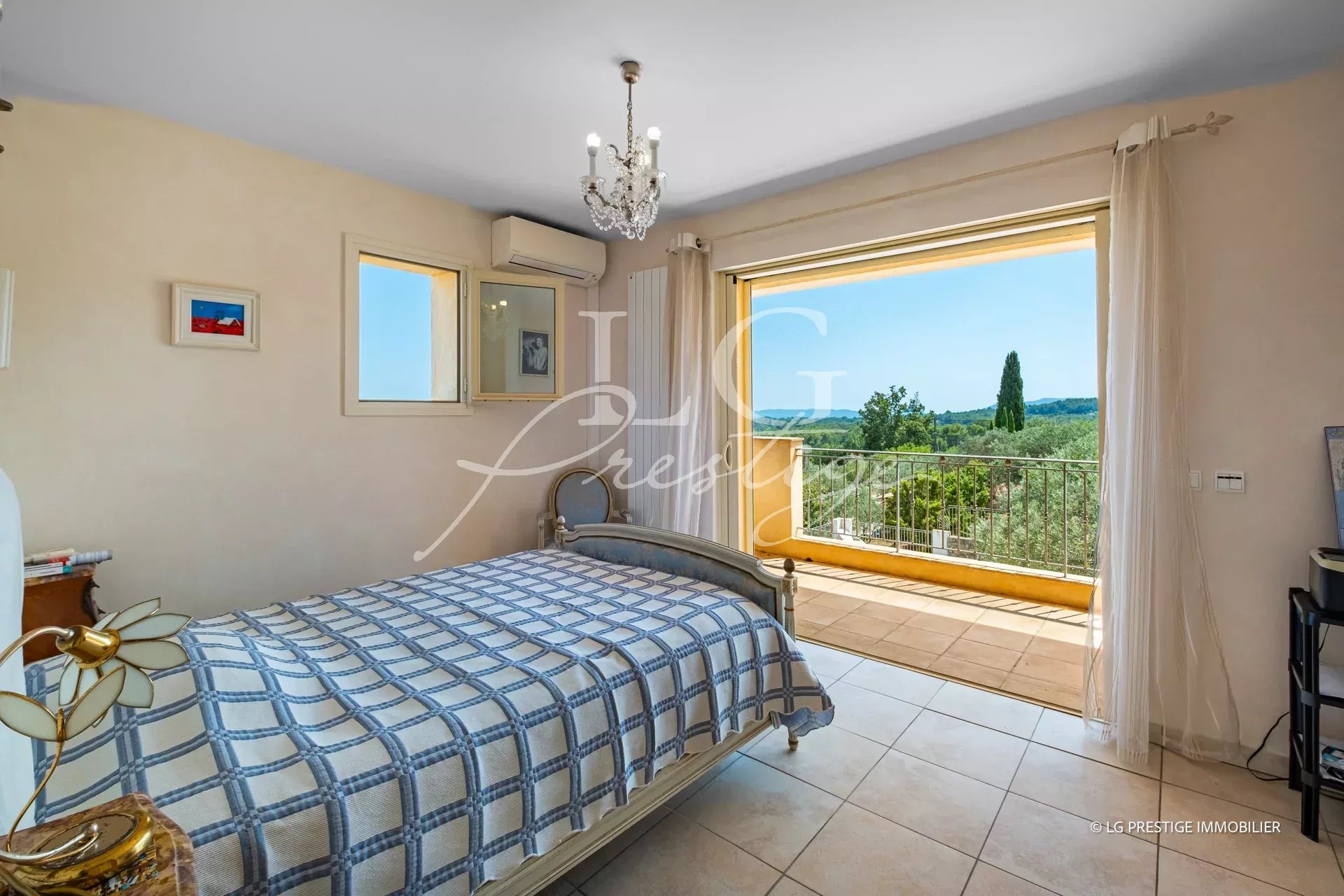 Chambre d'une villa provençale avec vue sur la nature et un balcon à Seillans.