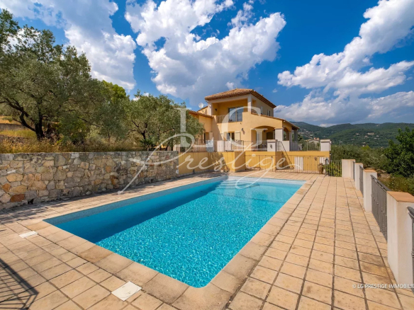 Villa provençale avec piscine et vue sur oliviers à Seillans.