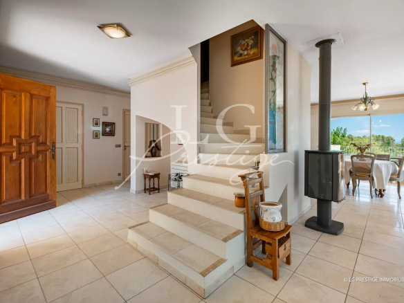 Intérieur d'une villa provençale avec un escalier et un coin repas lumineux.