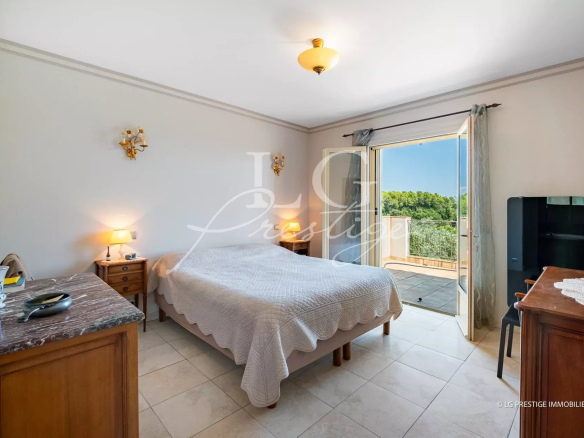 Chambre d'une villa provençale avec vue sur la nature, à Seillans.