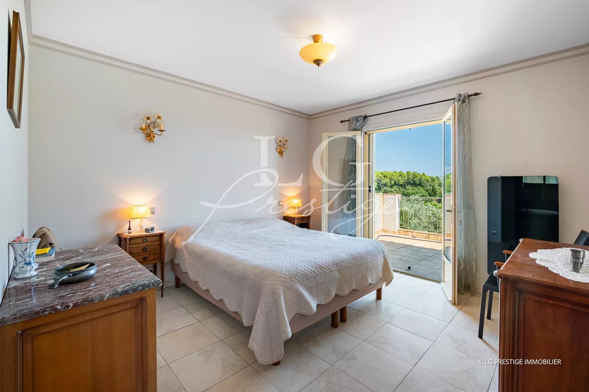 Chambre d'une villa provençale avec vue sur la nature, à Seillans.
