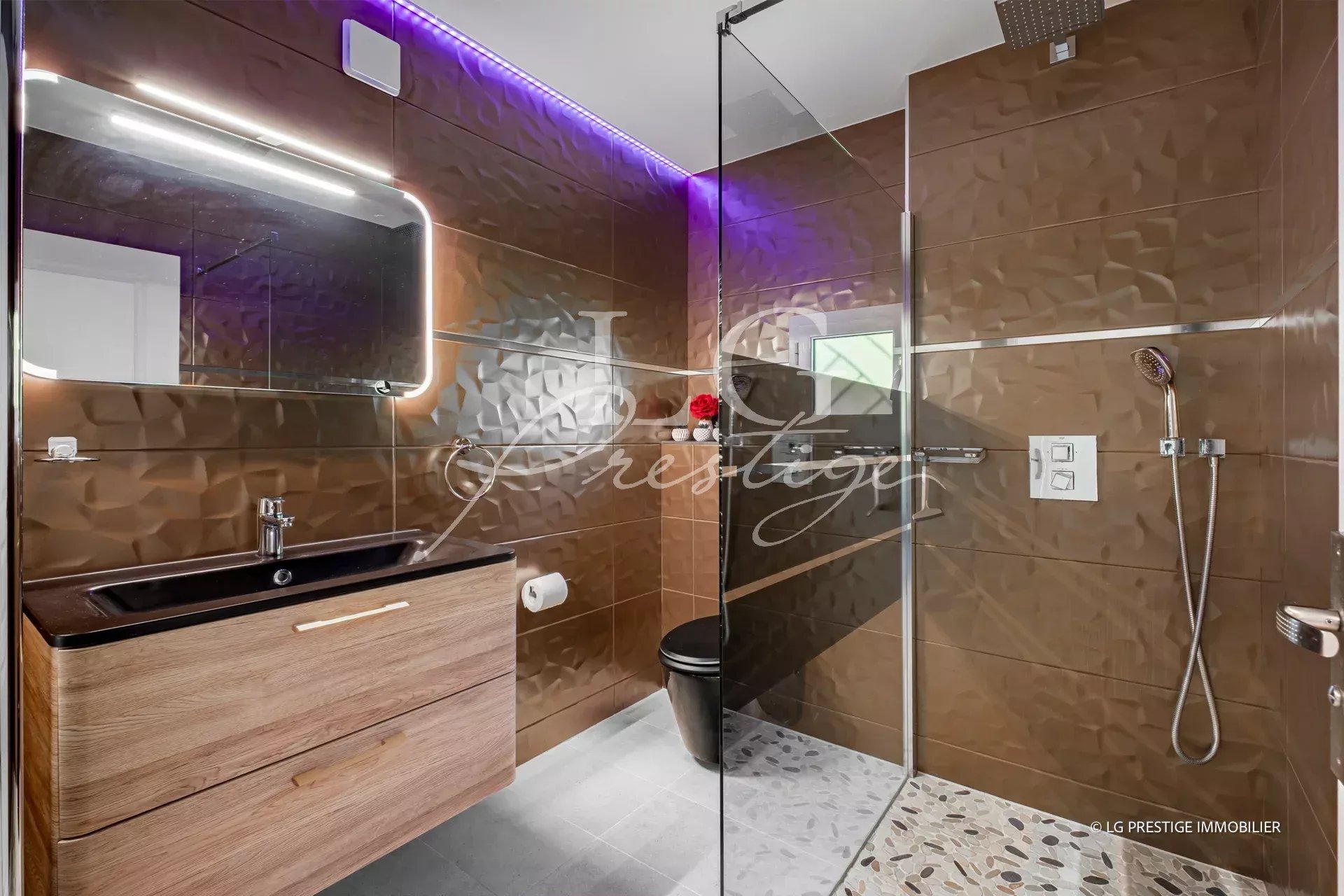 Modern bathroom Modern bathroom with walk-in shower and wooden vanity unit, LED lighting.
