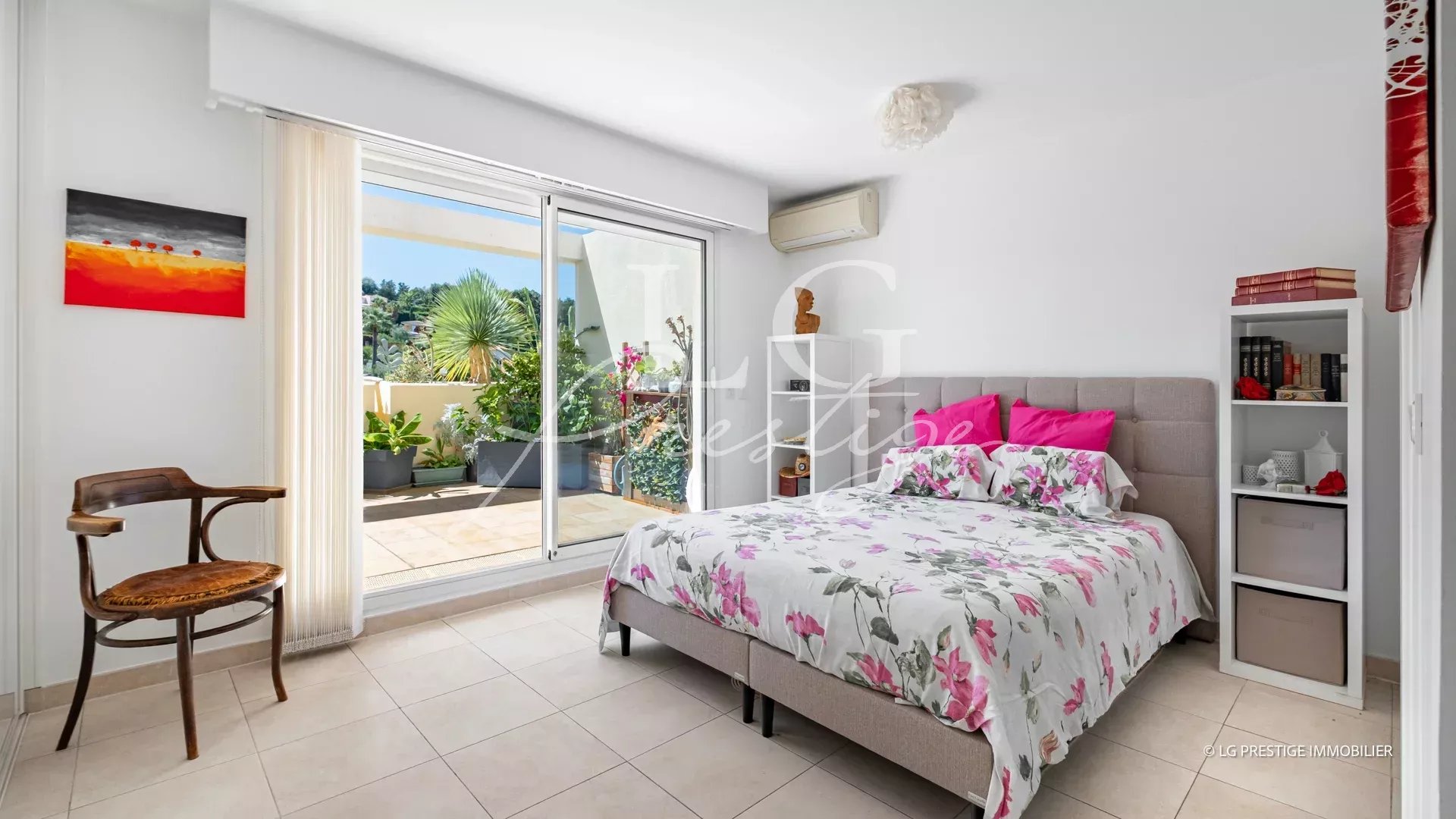 Apartment room in Mandelieu-la-Napoule Room in an apartment in Mandelieu-la-Napoule with bed, balcony and floral decoration.