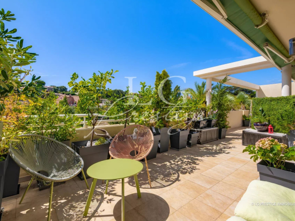 Apartment terrace with plants and garden furniture in Mandelieu-la-Napoule.