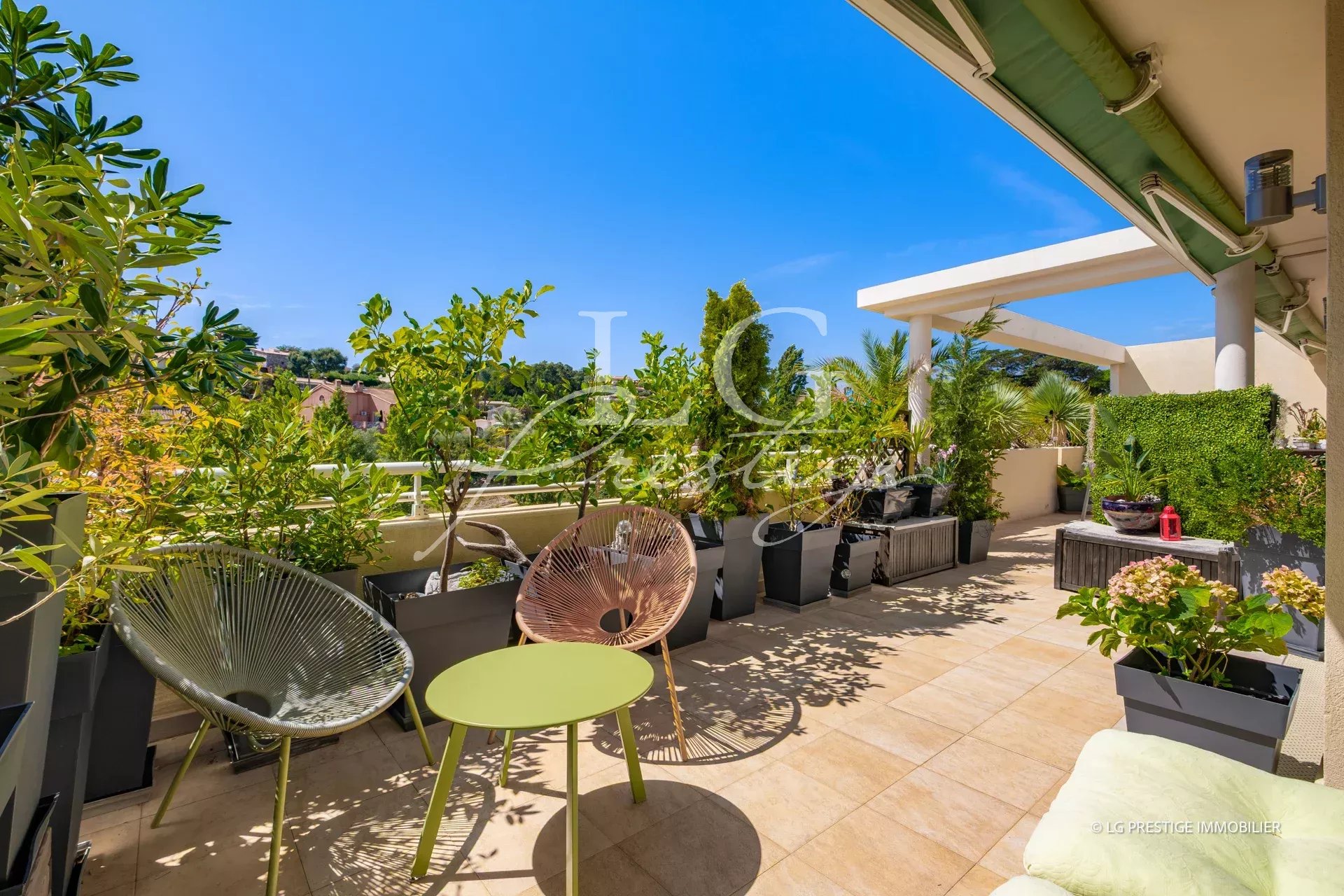 Apartment terrace in Mandelieu-la-Napoule Apartment terrace with plants and garden furniture in Mandelieu-la-Napoule.