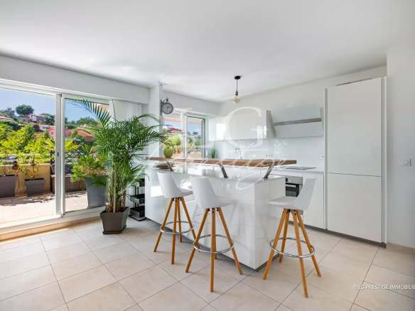 Modern and bright kitchen with central island in an apartment in Mandelieu-la-Napoule.