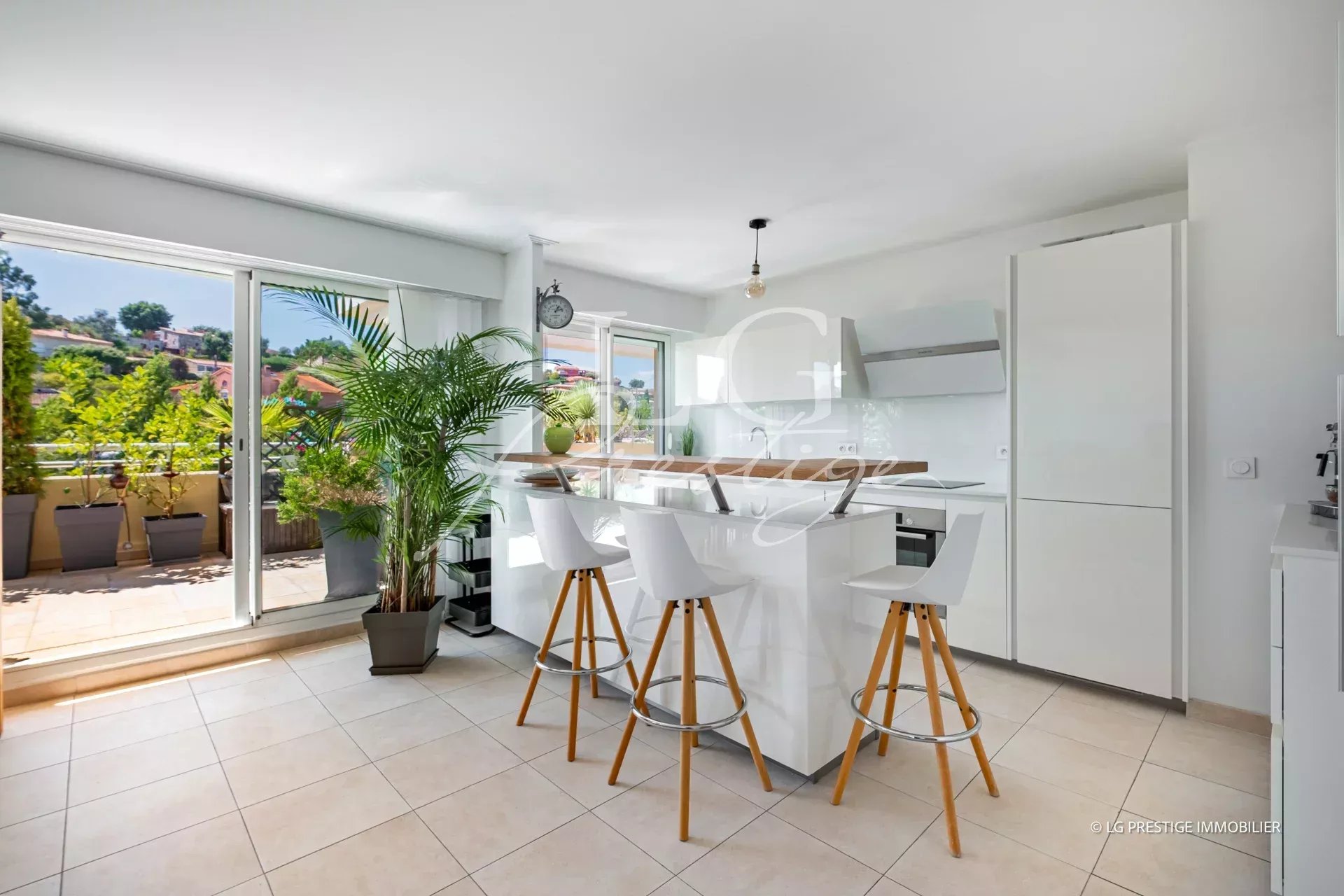 Modern cuisine in Mandelieu-la-Napoule Modern and bright kitchen with central island in an apartment in Mandelieu-la-Napoule.