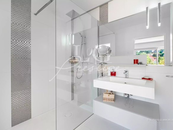 Modern bathroom with walk-in shower and sink in an apartment in Mandelieu-la-Napoule.