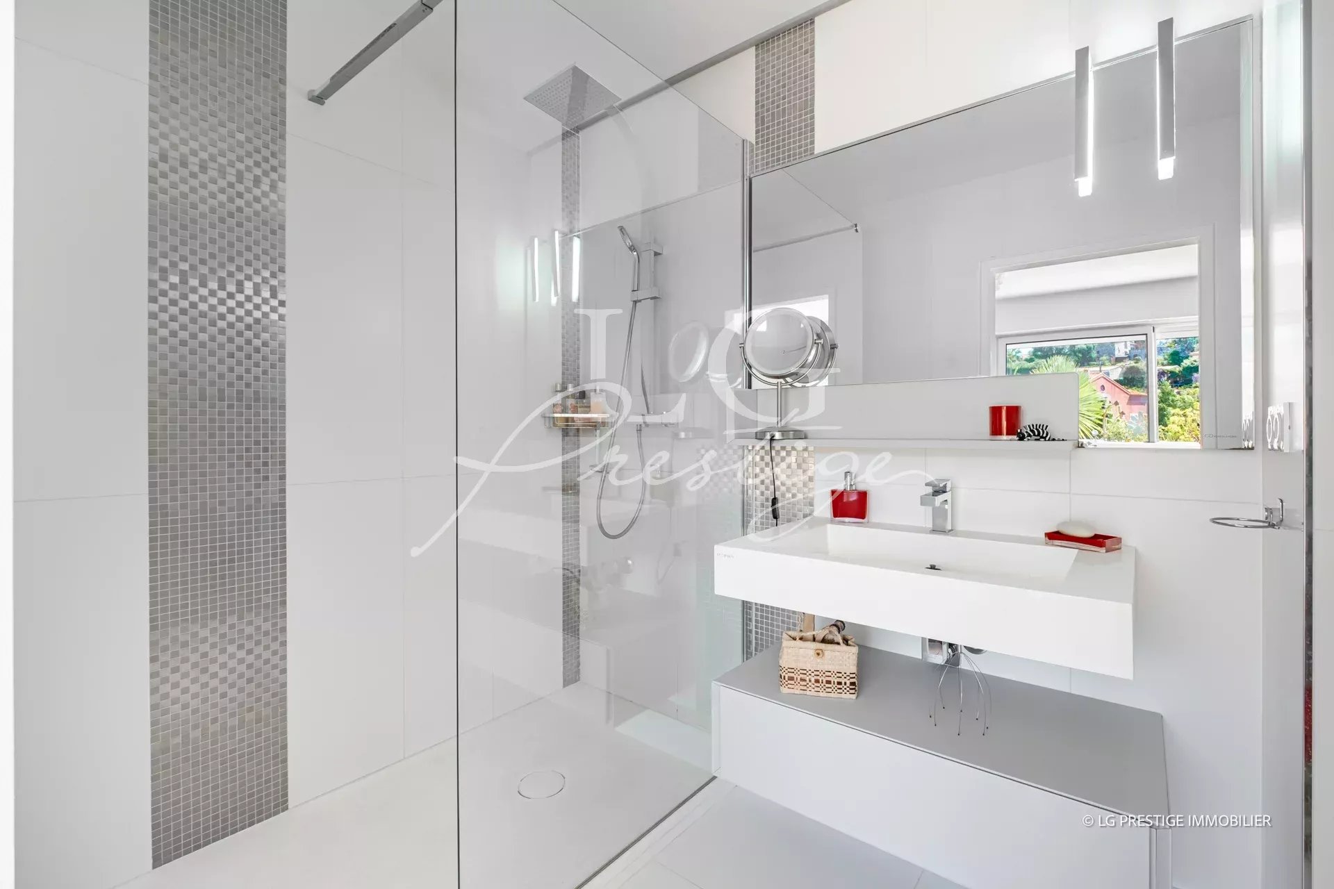 Modern bathroom Modern bathroom with walk-in shower and sink in an apartment in Mandelieu-la-Napoule.
