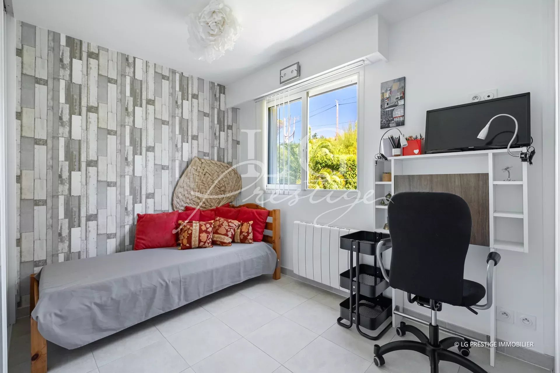 Interior of an apartment in Mandelieu-la-Napoule Interior of an apartment in Mandelieu-la-Napoule with a sofa, a desk and decorated walls.