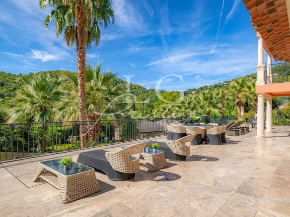 Terrasse avec mobilier de jardin et vue sur la verdure à Grasse.