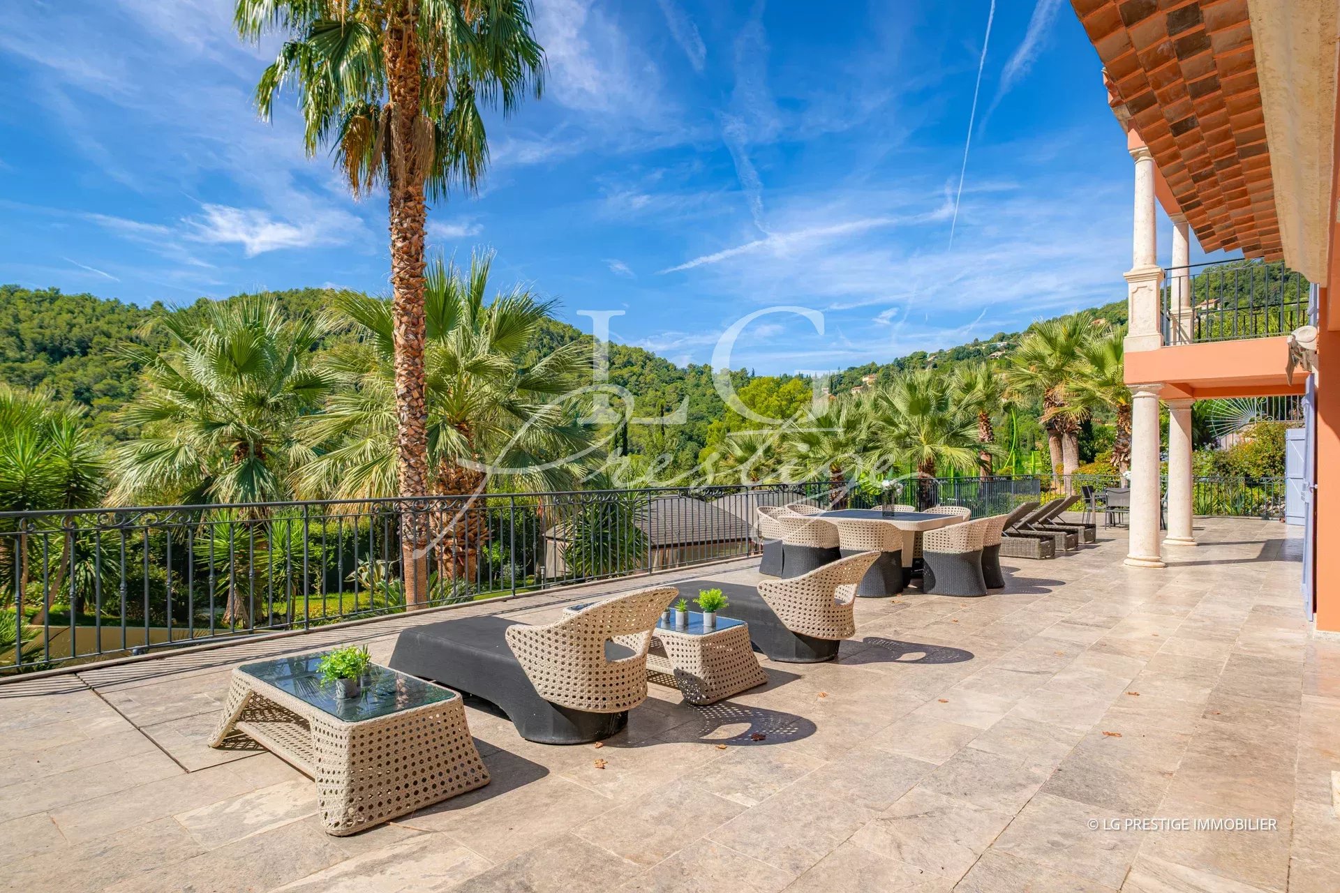 Terrasse avec mobilier de jardin et vue sur la verdure à Grasse.
