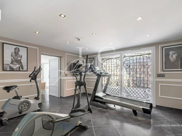 Salle de sport avec équipements de fitness dans une propriété à Grasse.