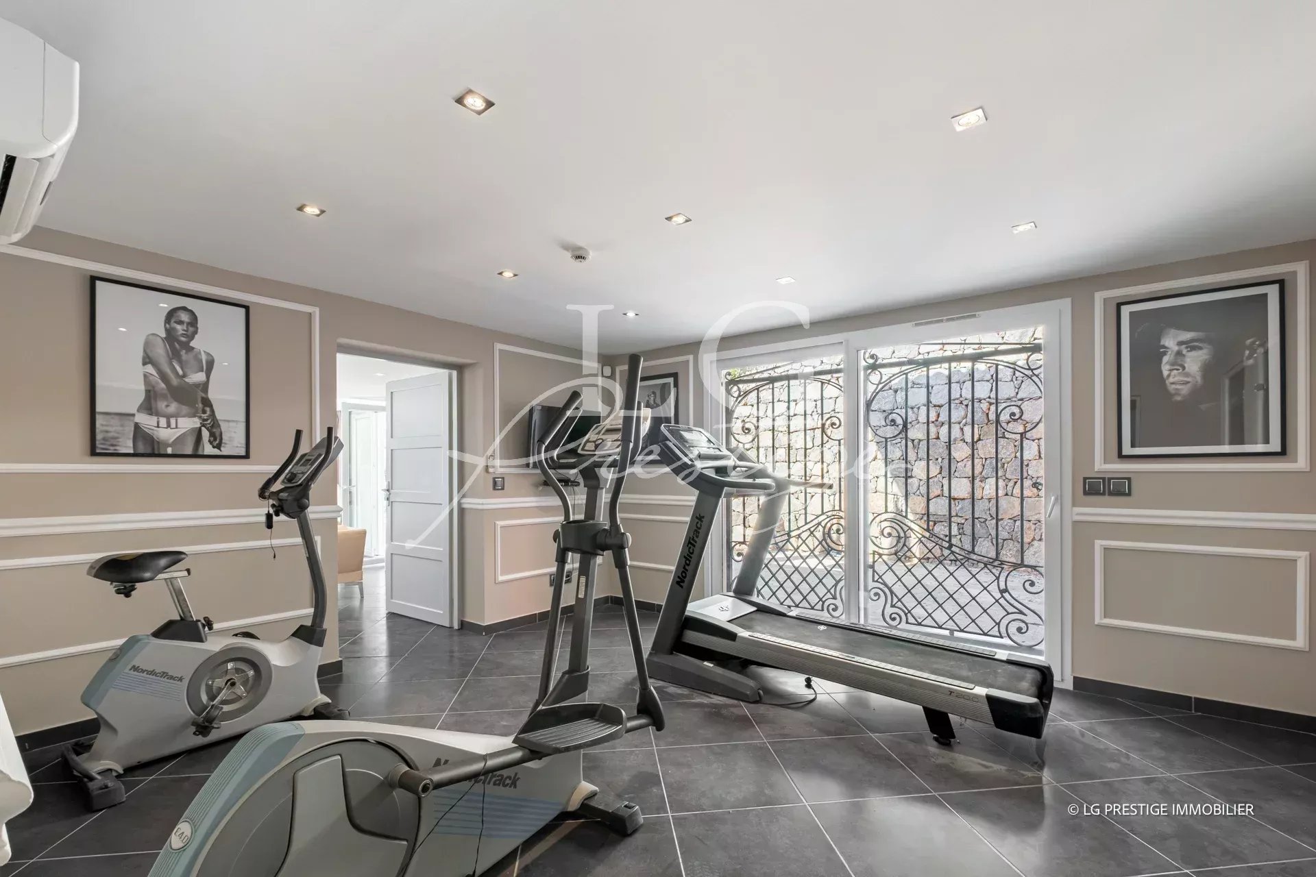 Salle de sport avec équipements de fitness dans une propriété à Grasse.