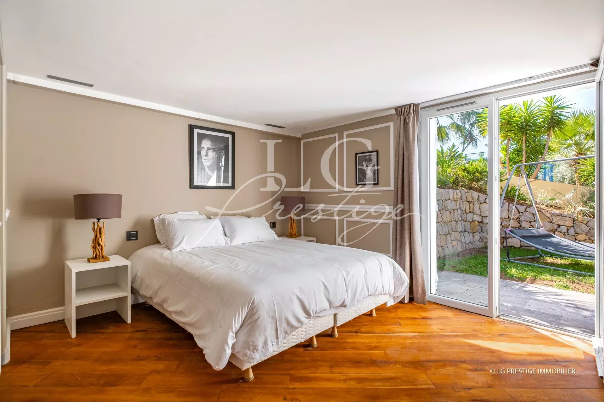 Chambre d'une maison à Grasse avec lit double et accès à un jardin.