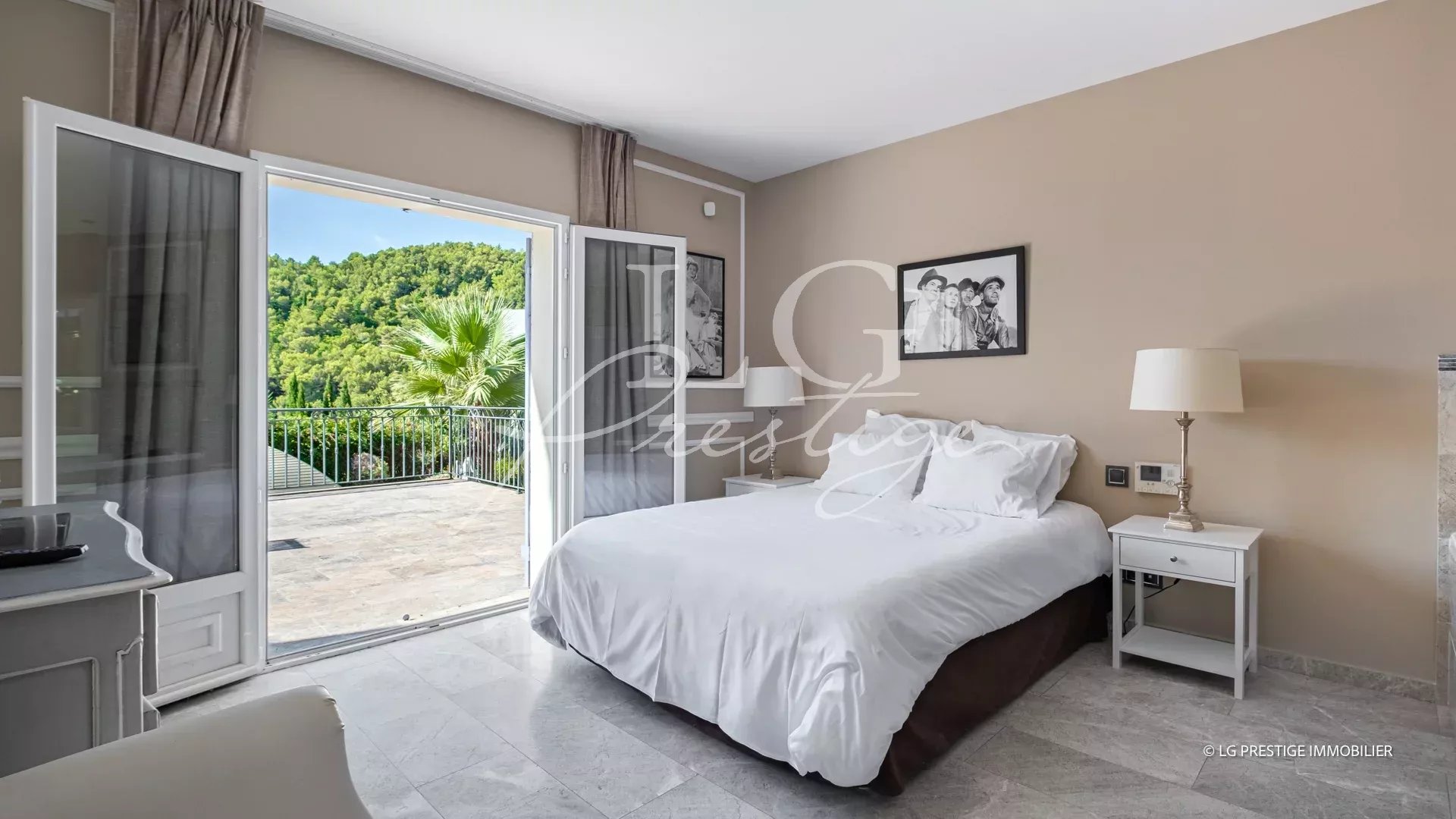 Chambre d'une demeure à Grasse avec accès à une terrasse et vue sur la verdure.