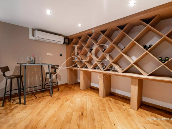 Intérieur d'une pièce avec un bar et des étagères en bois pour bouteilles de vin.