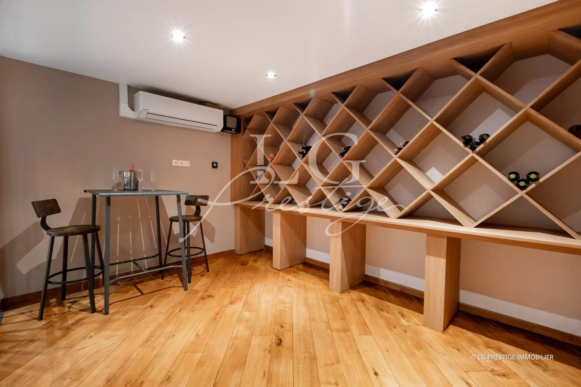 Intérieur d'une pièce avec un bar et des étagères en bois pour bouteilles de vin.