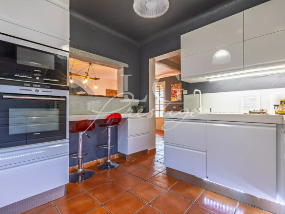 Modern kitchen with bar and contemporary equipment in a villa in Seillans.