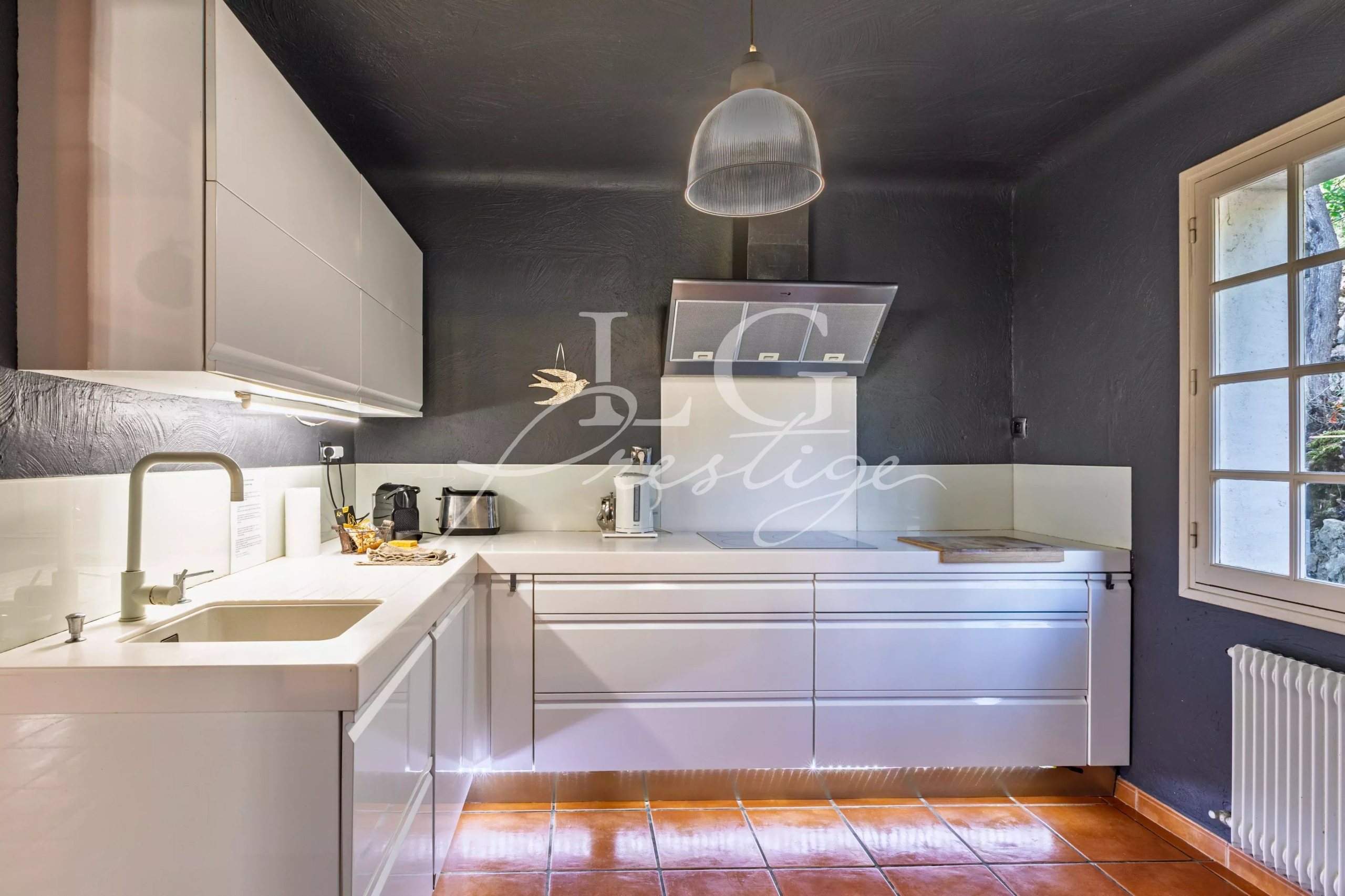 Kitchen of a Provençal villa in Seillans Modern and bright kitchen in a Provençal villa in Seillans, with white furniture and a quartz worktop.